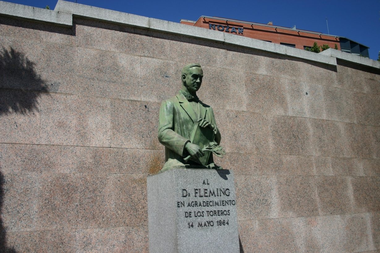 Bullfighters' memorial to Alexander Fleming, Madrid - 03.JPG